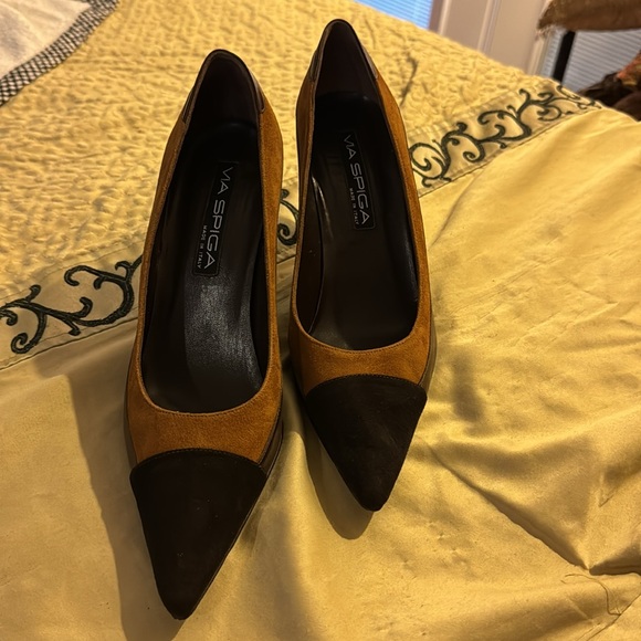 Via Spiga Brown Leather Pumps w/ Gold Suede Sides & Black Suede Toes - Picture 2 of 12
